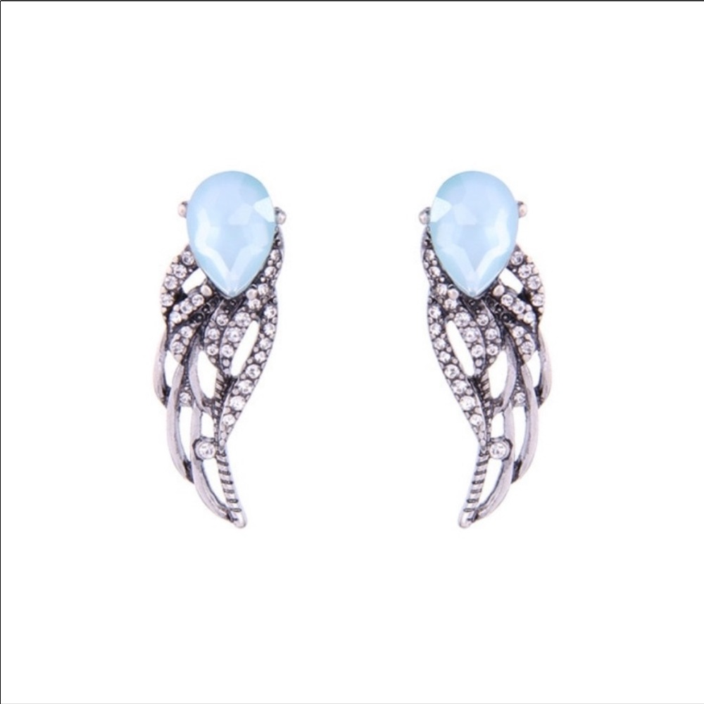 3/$25 🧜‍♀️🧜‍♀️NIB Blue Crystal Wing Earrings 💙💙 - Picture 2 of 3